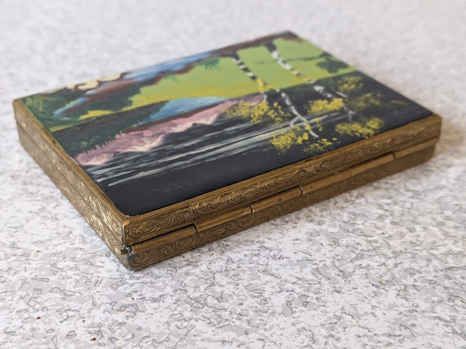 LOVELY VINTAGE BRASS LADIES SMALL CIGARETTE CASE - HAND PAINTED COUNTRY SCENE - Image 4 of 4
