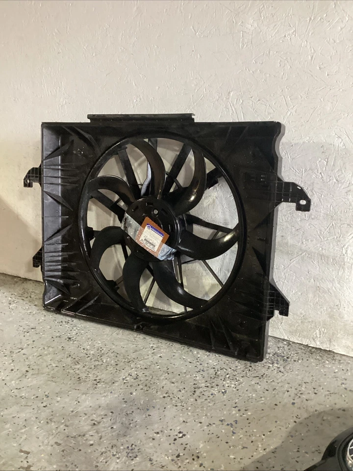 Ventilador de refrigeración del radiador 1500 2019-2024 Jeep Grand Wagoneer 68275634AD Foto 3 de 4