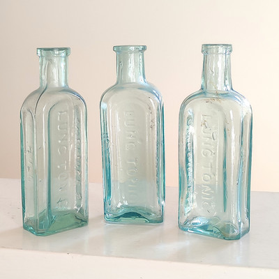 3er Set antike kleine Aqua Glasflaschen geprägt Lung Tonic Flasche Ende 19. Jh.