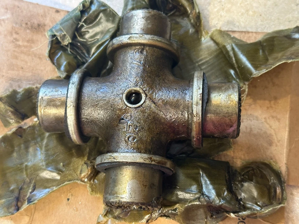 VINTAGE CHRYSLER M4A4 SHERMAN TANK 1062912 SPIDER / U-JOINT NOS - Image 4 of 4