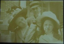 STYLISH VICTORIAN ERA CHILDREN POSING HATS ANTIQUE CDV PHOTO AMERICANA CP198