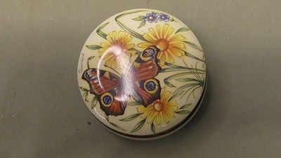 VINTAGE COLORFUL BUTTERFLY PRINT COLLECTIBLE ROUND  CANDY TIN