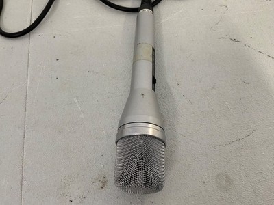 Akai ADM 45 kabelgebundenes dynamisches Mikrofon silber 6,35 mm Klinke Handmikrofon Audio