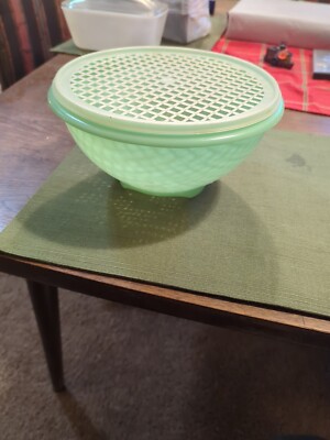 Tupperware Strainer Bowl Light Green With Top 339-2