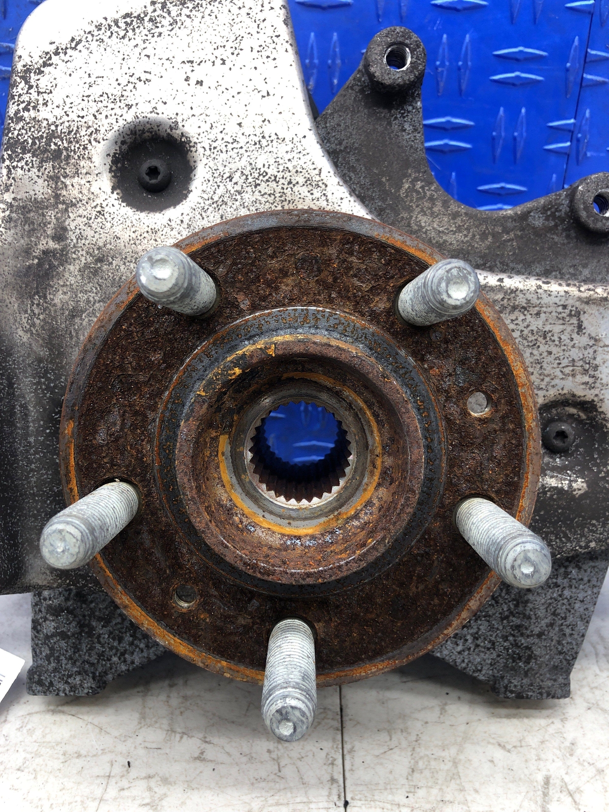 2006-2018 ASTON MARTIN VANTAGE V8 REAR RIGHT SPINDLE KNUCKLE WHEEL BEARING HUB