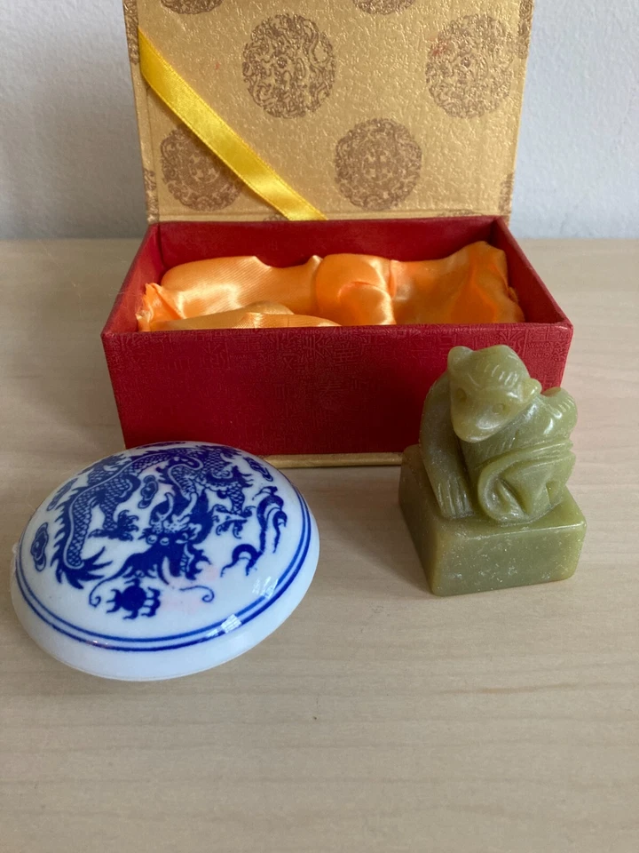 SELLO CHINO DE COLECCIÓN CON PIEDRA DE JABÓN MONO VERDE Y OLLA DE TINTA ROJA Foto 2 de 4