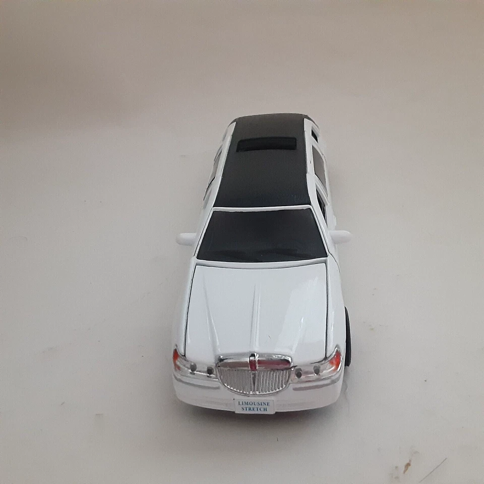 Lincoln Town Car 1999 limusina elástica Kinsmart puertas abiertas traseras escala 1/36 bonita Foto 3 de 4