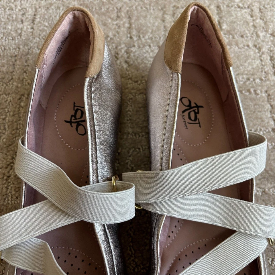 Mini cuña sin cordones de cuero metálico OTBT Anora para mujer 8 dorados claros Foto 3 de 4