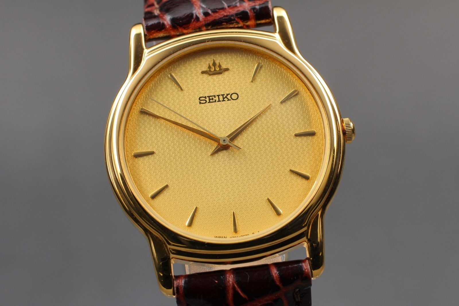 *MINT* Gold Watch V701-7A80 Mens Quartz Dial 32.5mm Vintage from JAPAN SEIKO - vintagewatches.pk
