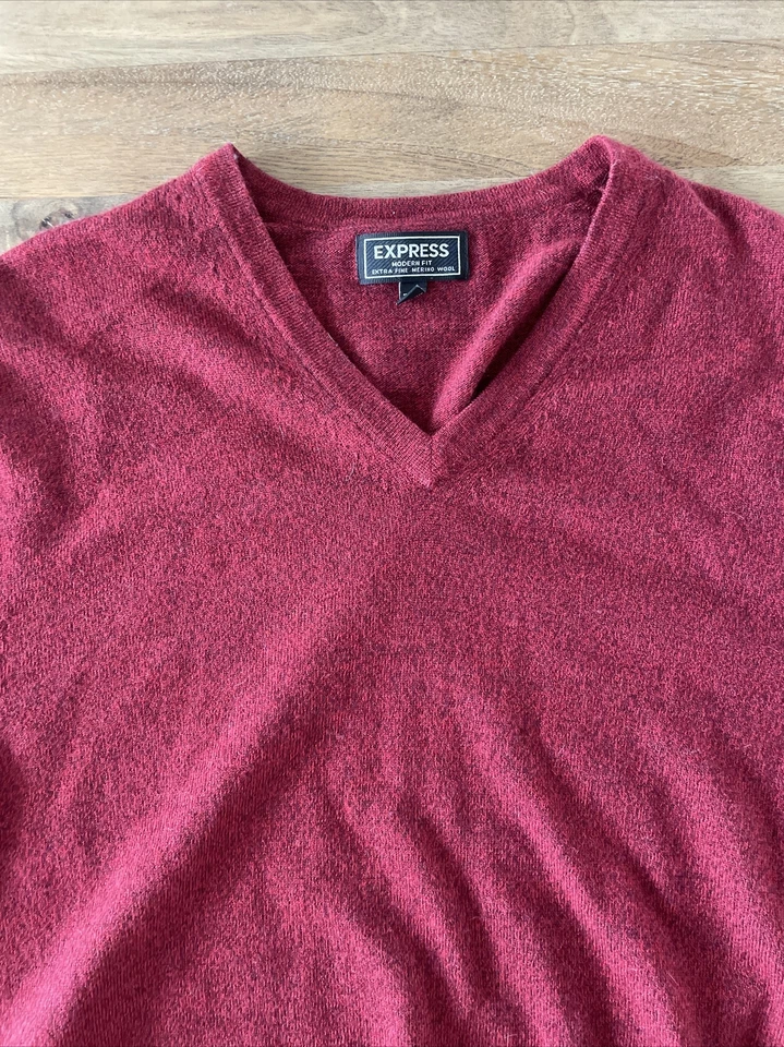 Suéter Express 100 % lana merino cuello en V manga larga para mujer grande rojo calce moderno Foto 4 de 4