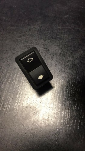 BMW 5 E39 520 i Türfensterschalter hinten links 8368974