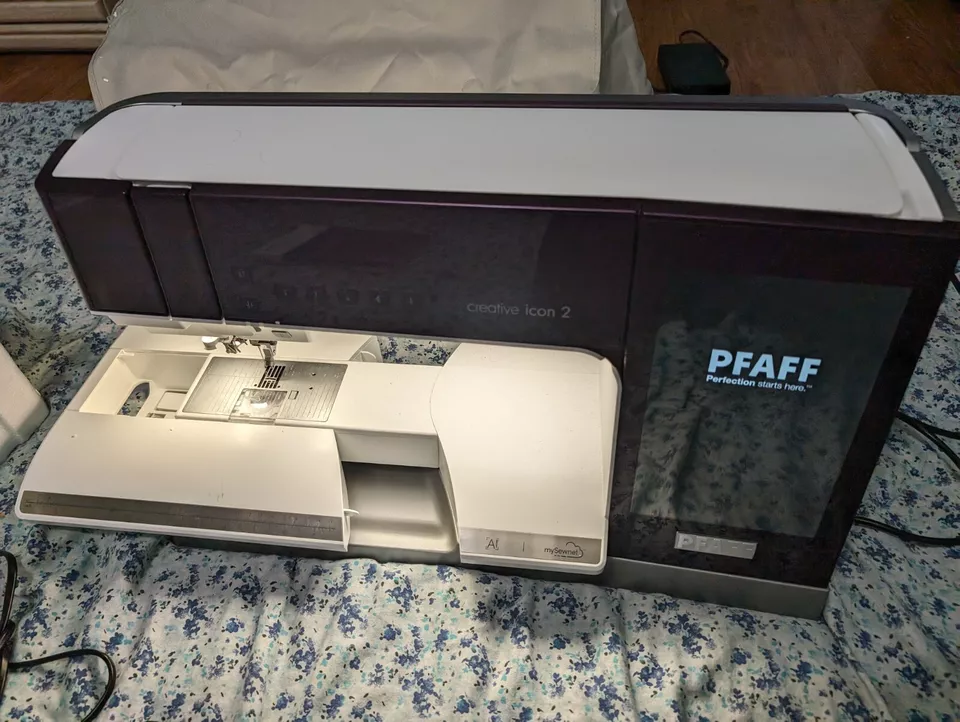 Pfaff creative icon 2 no Embroidery Unit , has run only 10 hrs - Image 2 of 4