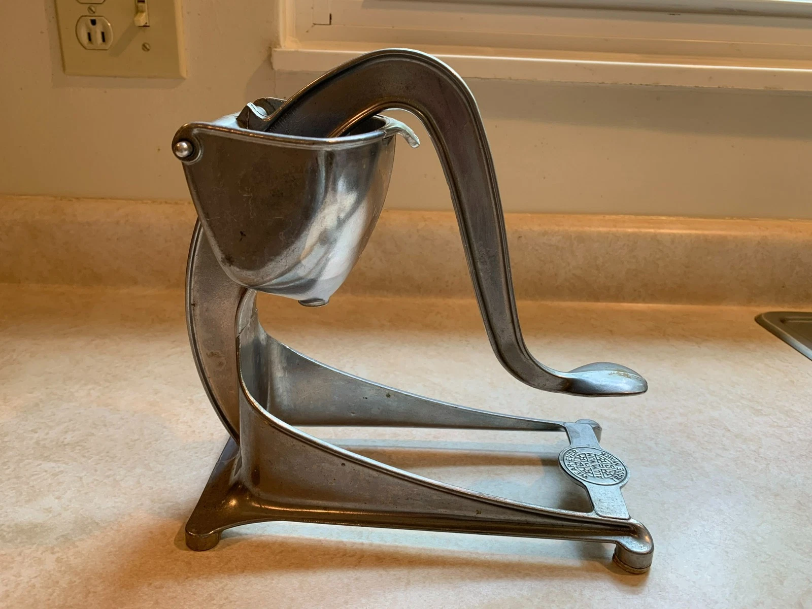 Vintage WEAR-EVER Aluminum Juicer / Hand Held Citrus Press / ALCOA Made in USA