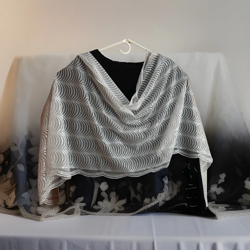 Envoltura/chal blanco patrón de cinta con lentejuelas delicado 73”x 23” Joan Rivers Foto 2 de 4