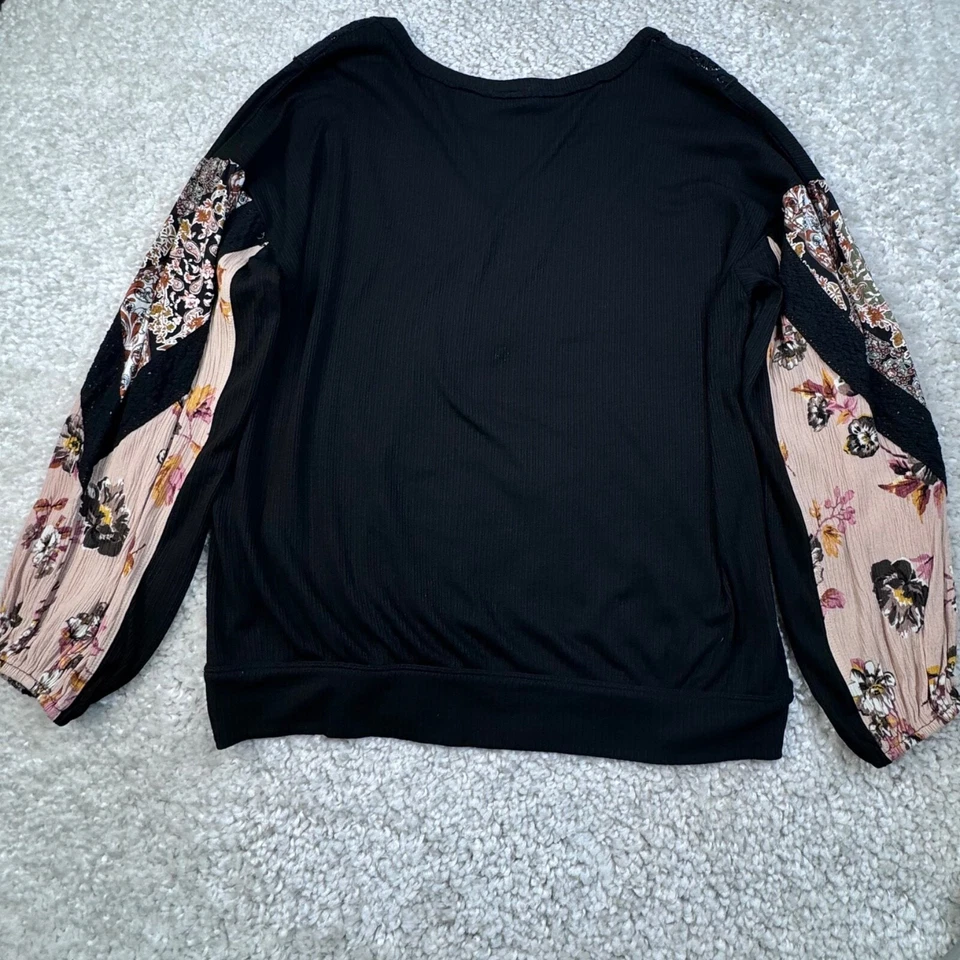 Top Gimmicks By BKE negro cuello en V encaje floral cachemira mangas abullonadas para mujer grande Foto 2 de 4