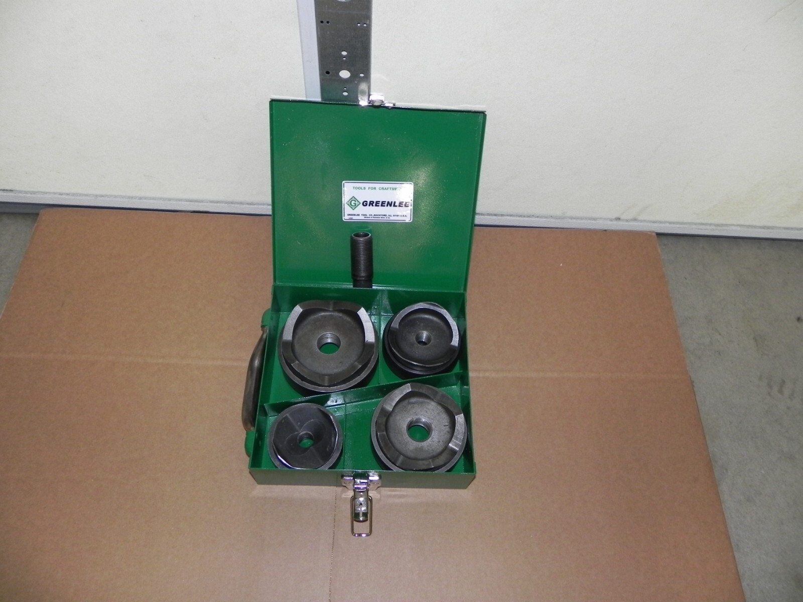 Greenlee 7304, 21/2" 4" Conduit Size Standard Round Knockout Punch