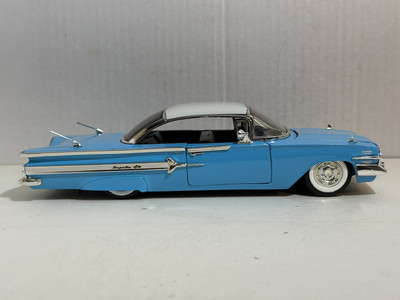 JADA SHOWROOM FLOOR 1960 CHEVY IMPALA BLUE 1:24 DIECAST MODEL CAR