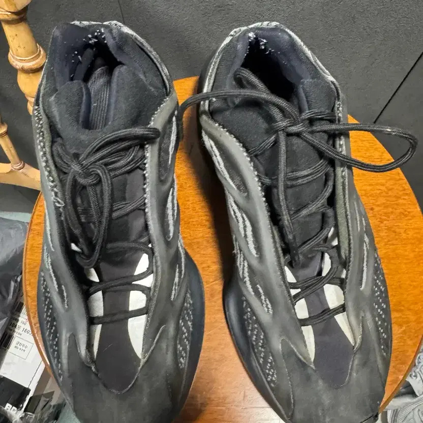 Adidas Yeezy 700 V3 Sneakers US10 Used thumbnail 2