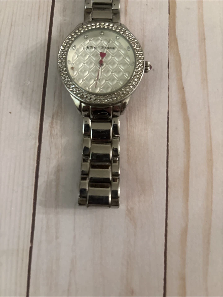 Reloj BETSEY JOHNSON Corazón Acolchado Estrás Acero Inoxidable Tono Plateado Foto 4 de 4