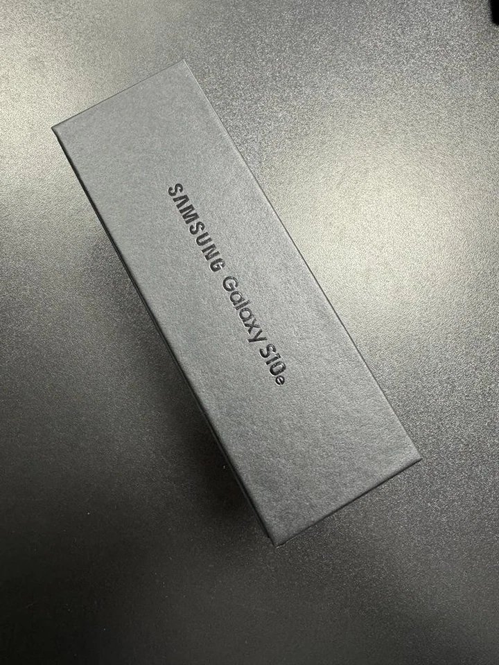 Samsung S10e mit 128GB Speicher in der Farbe Schwarz in OVP und Versiegelt - Bild 3 von 4