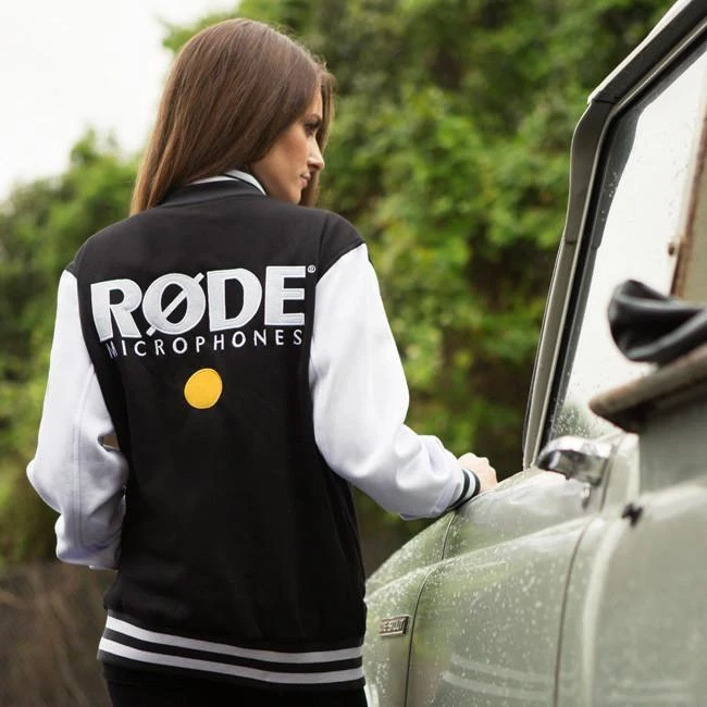 CHAQUETA UNIVERSITARIA GRANDE RØDE blanca y negra RODE MICRÓFONOS MÚSICOS ROPA  Foto 3 de 4