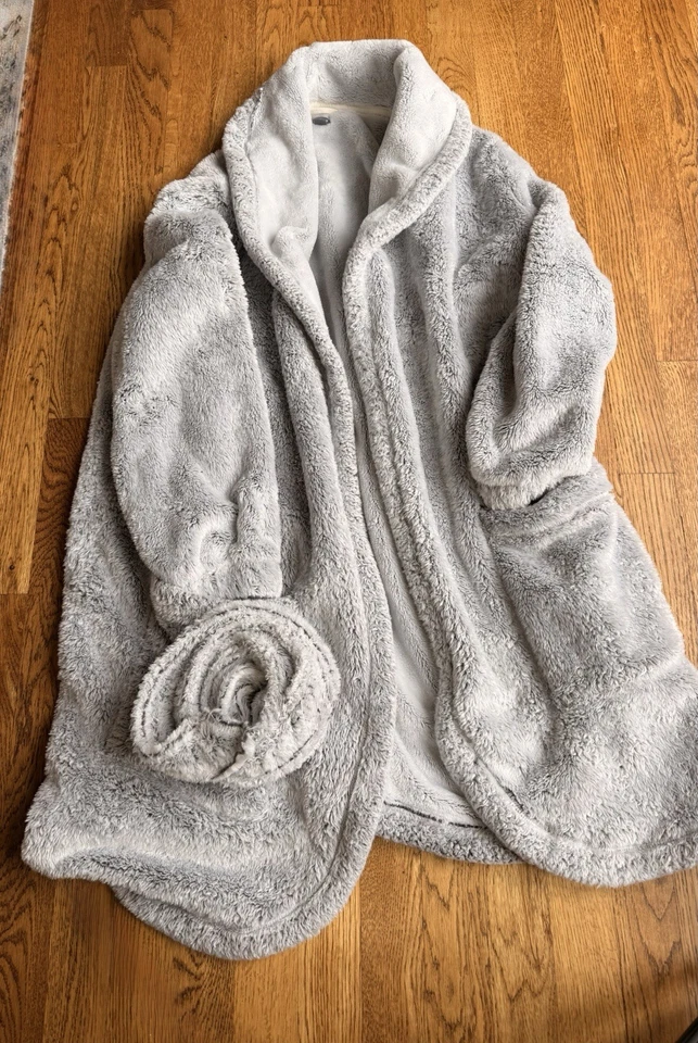 Roupão feminino Aerie tamanho médio cinza de pelúcia com cinto e bolsos macio aconchegante - Imagem 3 de 4