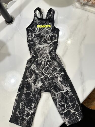 FUNKITA TECH SUIT size 20.  Great Quality Suit. Low Price. - 第 1/5 張圖片