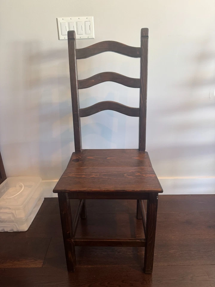 Mesa de carvalho marrom escuro. 84 polegadas de comprimento... polegadas de largura com 8 cadeiras.  - Imagem 3 de 4