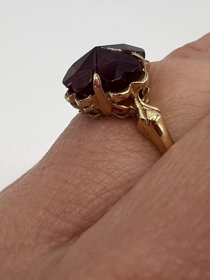 10k Gold 7.5 Carat Lab Created Ruby Clover Shaped Ring. Size 8 - Image 3 of 4