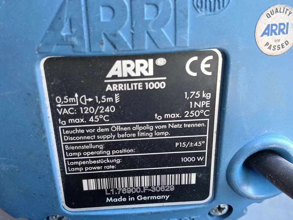 Arri Arrilite 1000 with Barn Doors (Missing 1 Screw) - Image 2 of 4