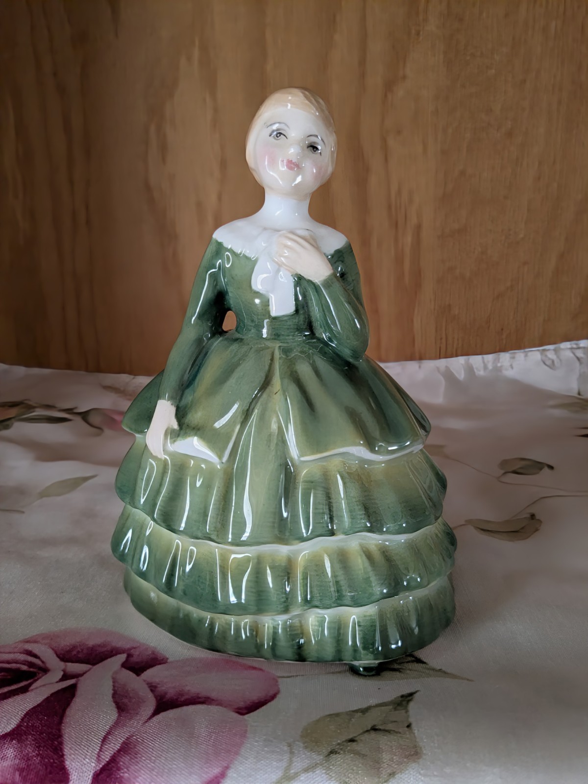 Royal Doulton Belle HN 2340 Bone China Figurine 1967 Hand Painted Glossy Finish