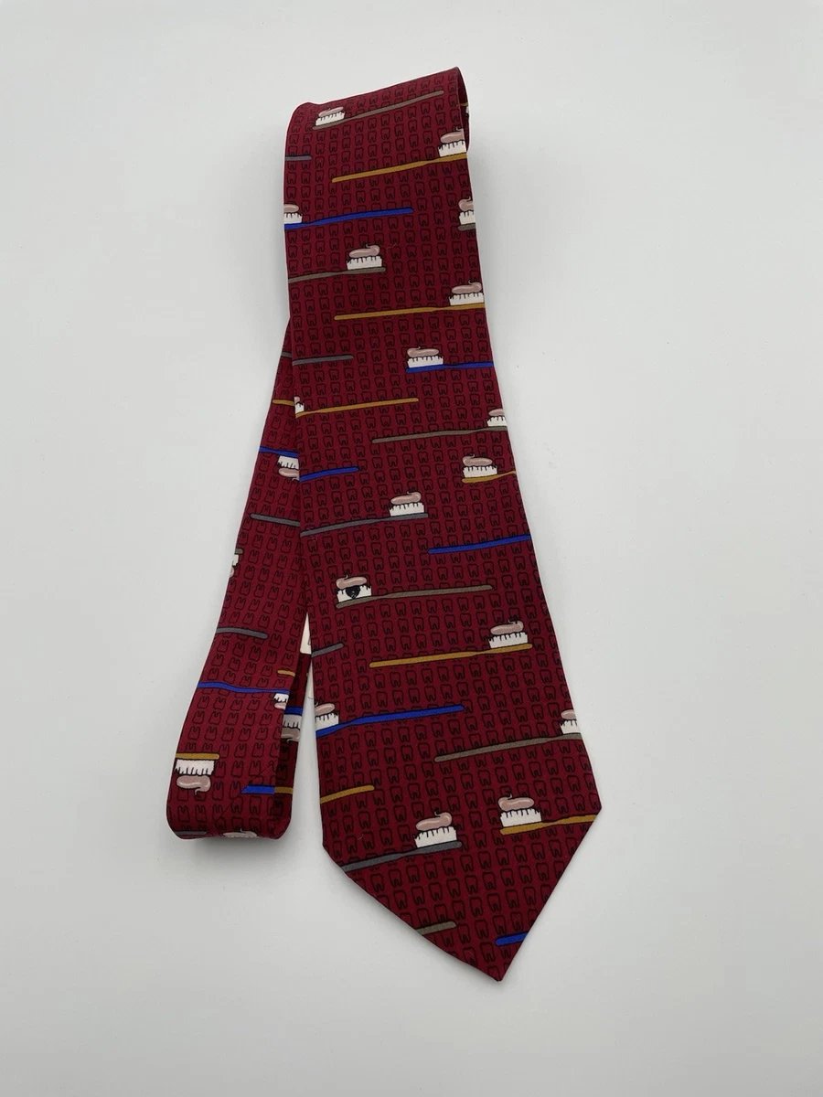 Chemise en soie fleurie portée par Vicky Nguyen dans NBC News Daily