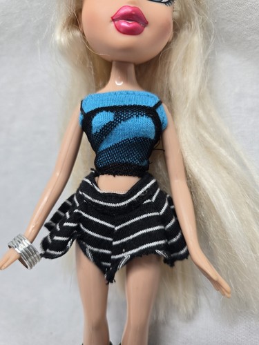 MGA 2005 BRATZ Soccer Cloe With Treasures Pirate Outfit - Picture 3 of 15
