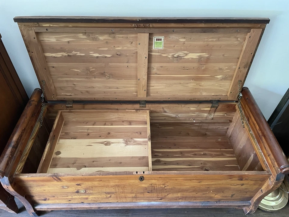 Burrowes Cedar Chest. Great Condition. - Image 3 of 3