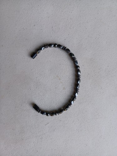Hematite Bracelet - Magnetic Clasp - Simple, Clean Design - Very Good Condition - Picture 2 of 4