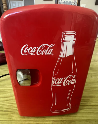 6 canettes mini-réfrigérateur portable Coca-Cola 4 L. Réfrigérateur de chambre à coucher. Bon état de fonctionnement. - Photo 1 sur 4