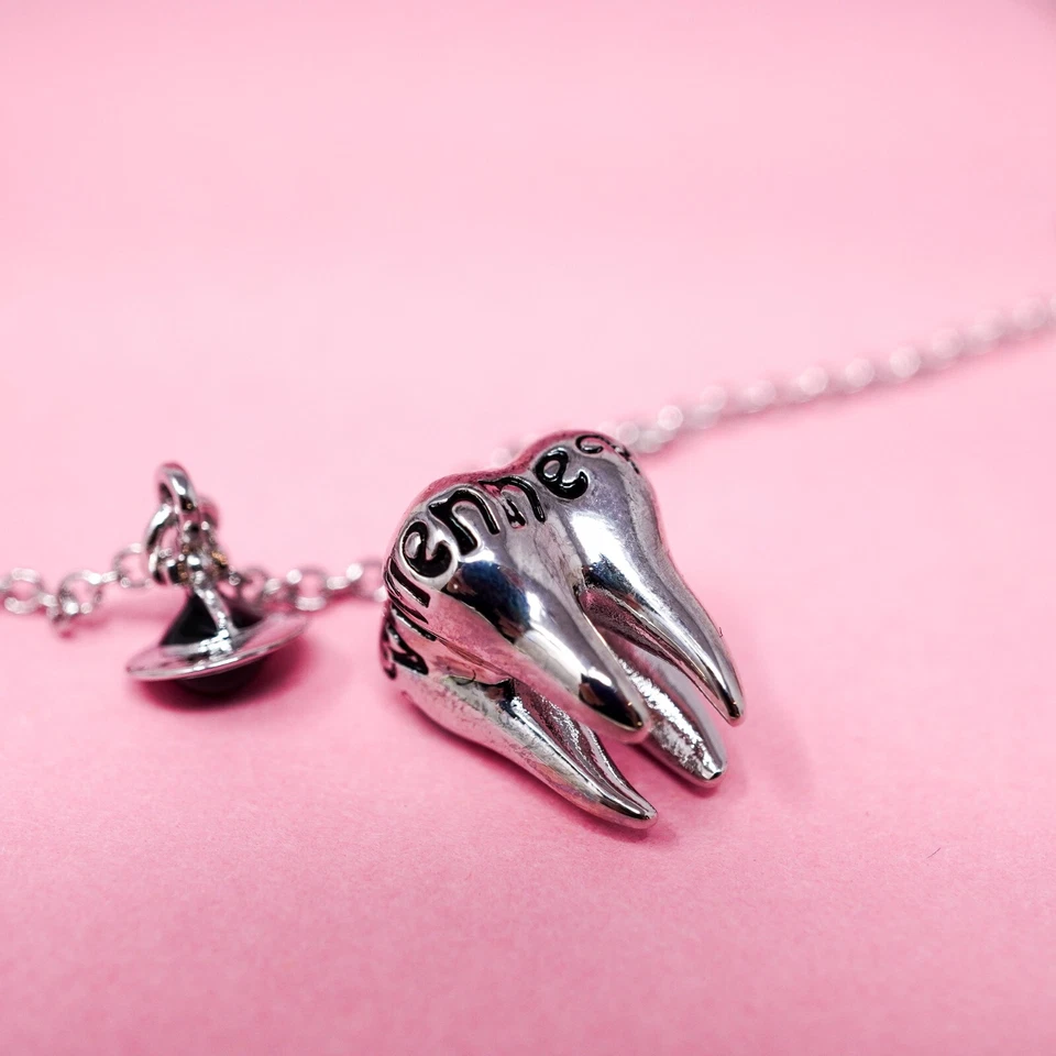 Vivienne Westwood Collar Plateado y Orbe de Diente Negro Colgante Caja de Regalo Conjunto Foto 3 de 4