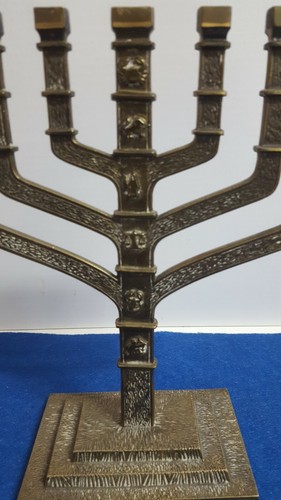 RARE ANTIQUE BRONZE JUDAICA HANUKKAH CANDELABRA MENORAH W/ ZOODIAC SIGNS ISRAEL - Picture 4 of 5