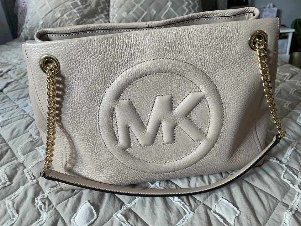 Bolso de hombro Michael Kors con cadena de cuero rosa claro