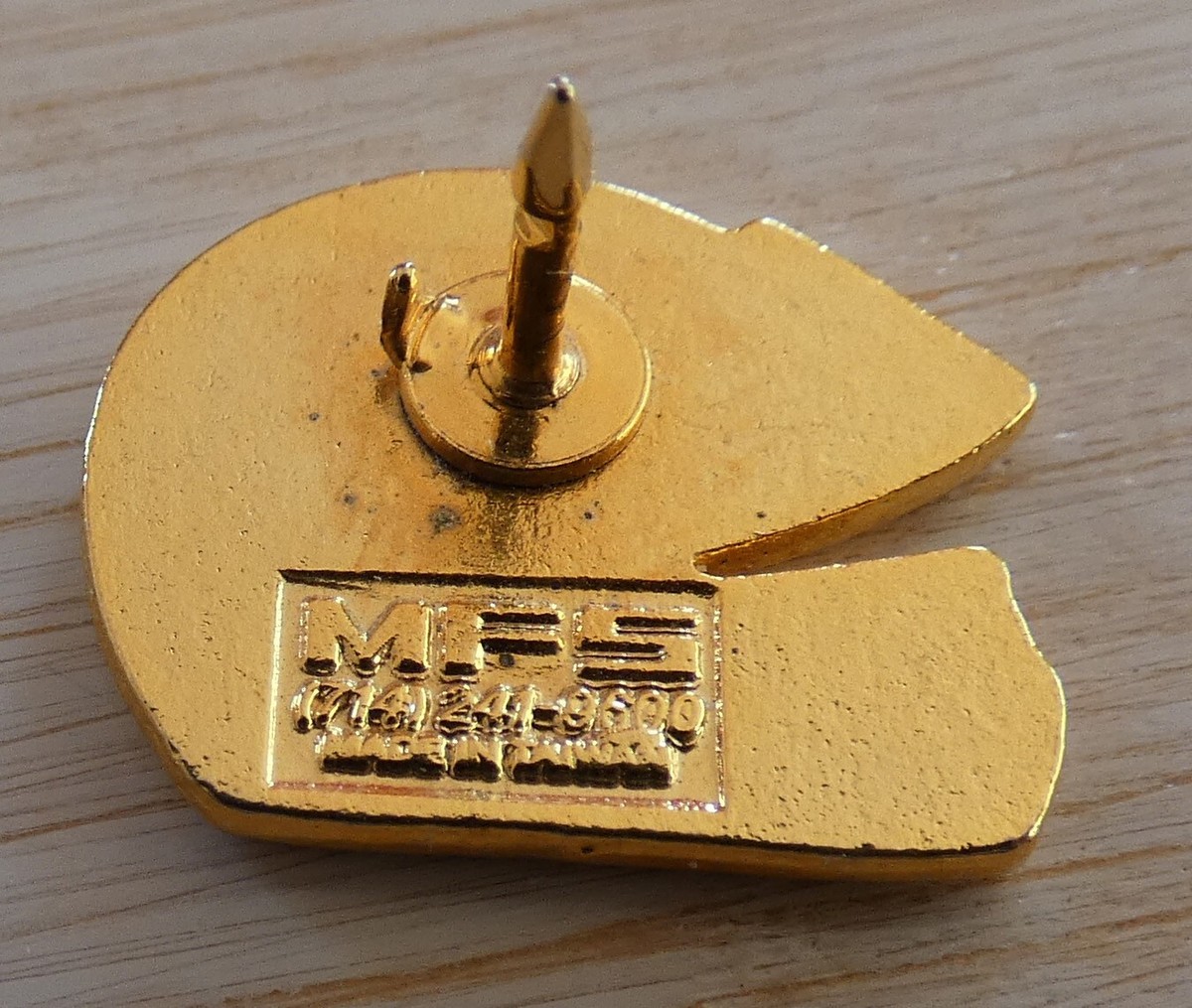 Pins Rare F1 Ayrton Senna - Casque Sur Fond Doré - MFS - Petit Format