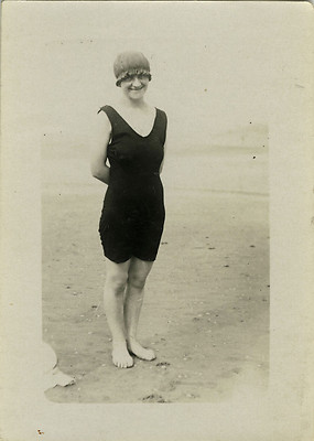 OLD PHOTO - VINTAGE SNAPSHOT - WOMAN BEACH BATH FUNNY SWIMMER - BEACH BATH