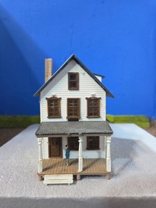 HO MODEL POWER FARM HOUSE LIGHTED H 7
