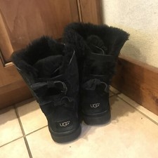 UGG Bailey Bow II Black SUEDE Sheepskin BOOTS w/ suede Bows - Size 8 1012981