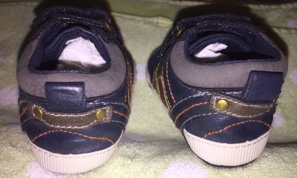 🧸Botas mocasines de gamuza marrón talla 2 bebé niño bebé y zapatillas de deporte azul marino Foto 3 de 4