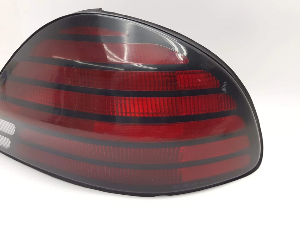 Задний тормозной фонарь 1999-2005 PONTIAC GRAND AM со стороны пассажира от оригинального производителя - Изображение 3 из 4