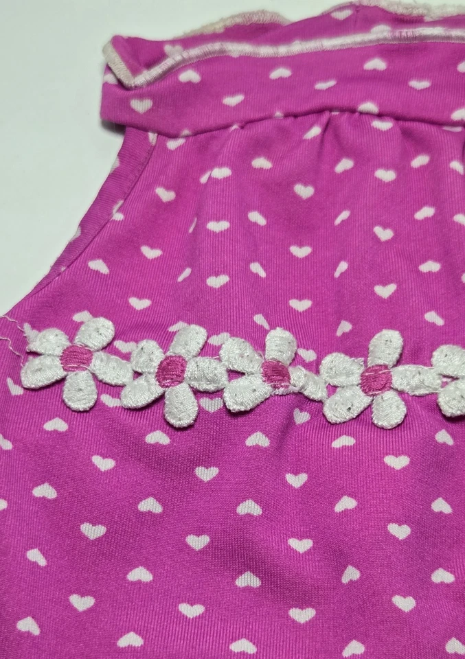 Furry Friends & Co. Vestido sin mangas rosa con patrones de corazón blanco para perros ropa para perros Foto 3 de 4