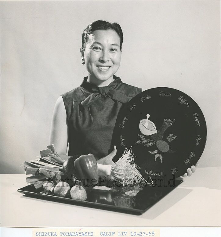 Foto Vintage De Una Mujer Japonesa Cocinera Con Verduras