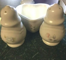 VINTAGE PFALTZGRAFF STONE TEA ROSE PATTERN SALT & PEPPER & HEART DISH FOR TRINKE