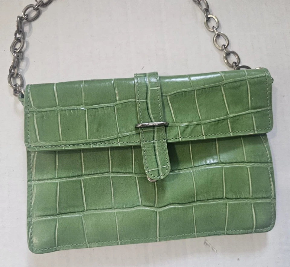 Bolso sin asas de cuero en relieve Furla verde cocodrilo con cadena plateada hecho en Italia Foto 2 de 4