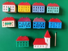 Häuser, Kirche, Margarinefiguren, farbig